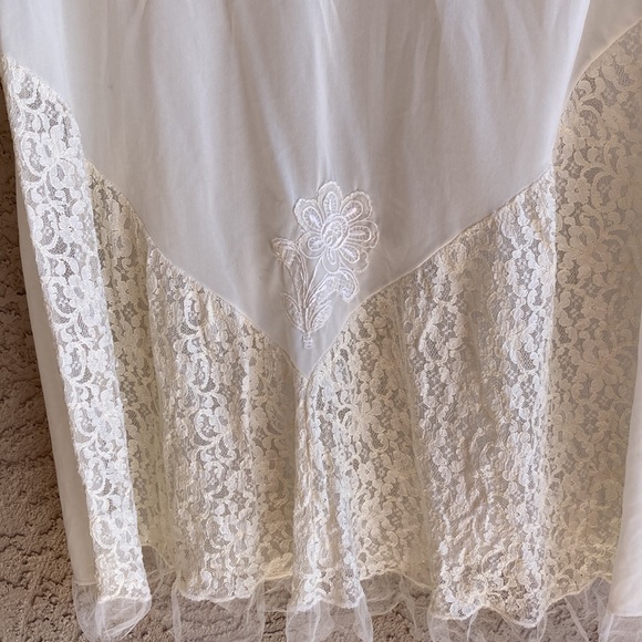 Vintage women’s long slip with lace and tulle size 26 - Picture 2 of 9